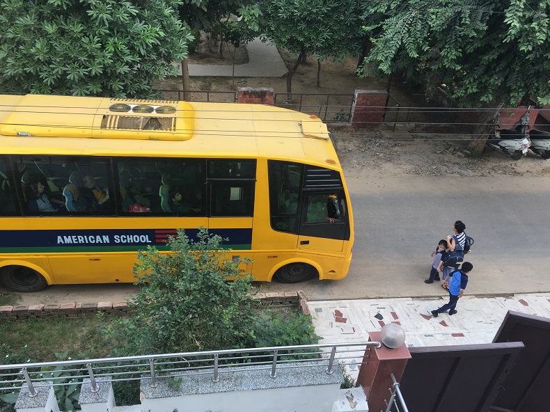 インドのアメリカンスクールの送迎バスが家の玄関先に来てくれる